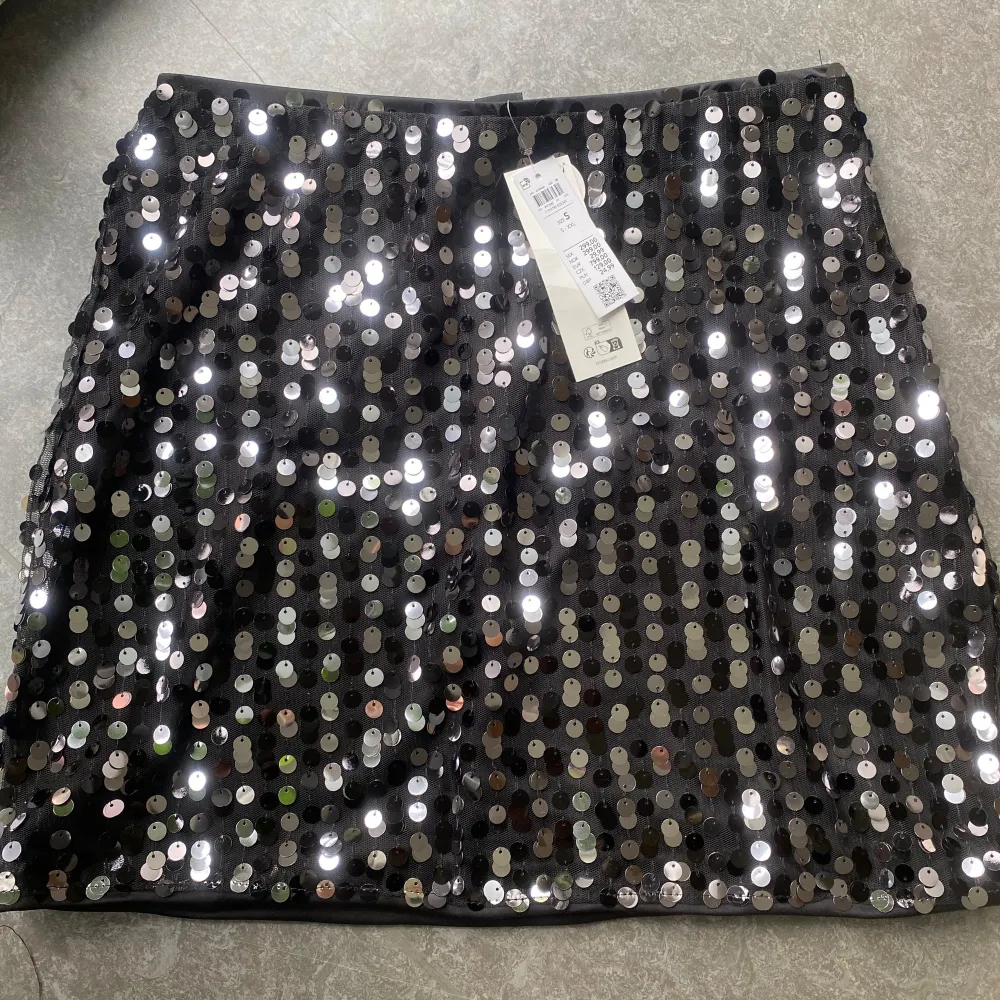 Svart kjol från Lindex med paljetter med prislapp. Kjolar.
