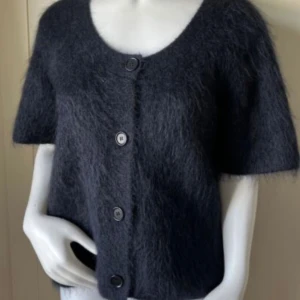 COS MOHAIR KOFTA - Lägger upp igen pga oseriös köpare. Säljer nu min mohair kofta i mörkblå från Cos. Liten storlek M, passar mig som vanligtvis bär xs/s. De sista bilderna är mina egna. Nypris var runt 1500kr Använd gärna Plicks köp nu funktion! Skick som nytt❤️se bild