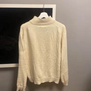 Ralp lauren  - Säljer min riktigt snygg Ralph lauren zip tröja inte några skador eller fläckar priset kan diskuteras de är bara komma privat isåfall 👍🙌