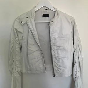 Skinnjacka - Nyskick! Hel och ren. Så fin skinnjacka i äkta läder ifrån Rockandblue. Off-white. Aldrig använd bara hängt i garderoben! Lite för liten för mig. Extra Knappar kvar i fickan :)   Nypris 2300:-