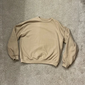 Fin biege tröja - Fin beige tröja från lager 157, säljer då den inte kommer till användning, väldigt sparsamt använd!