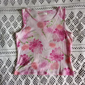 Blommig topp - Så så fin vintage rosa topp med tryck av blommor. I mesh men ändå inte särskilt genomskinlig💗