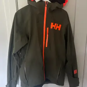 Helly Hansen jacka med inbyggd detektor för laviner. Jackan är i mycket bra skick Storlek S Pris 400kr