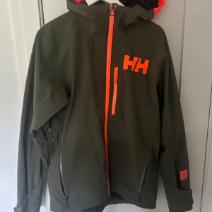 Helly Hansen jacka - Helly Hansen jacka med inbyggd detektor för laviner. Jackan är i mycket bra skick Storlek S Pris 400kr