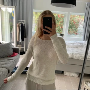 Vit stickad tröja från Jeans & clothes i storlek XS - Vit stickad tröja ifrån Jeans & Clothes i storlek XS. Den är helt okej i skick förutom att den har två små fläckar från en penna som inte syns eftersom att jag vek fram dem från insidan för att ta bild. Tröjan känns som S💞Nypris 300