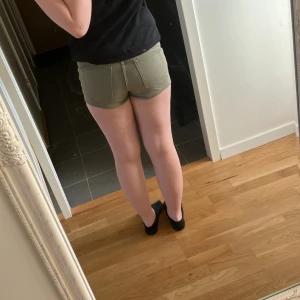 JEANSSHORTS - Ett par lågmidjade militär gröna shorts och ett par vita shorts från hm. Båda stl 38, bra skick använda flera gånger förra sommaren. Säljer för 29 kr styck eller 50 för båda🩵Skriv för frågor!