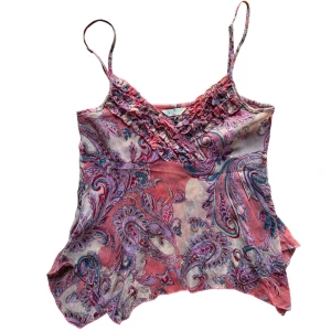 y2k vintage mesh topp flowy - snygg genomskinlig topp. passar en S-M bäst. Några lösa trådar på framsidan. Syns på sista bild. Köparen står för frakt. ❤️