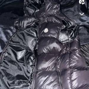 Säljer en svart moncler väst för att den ej passar. - Mycket bra skick! 
