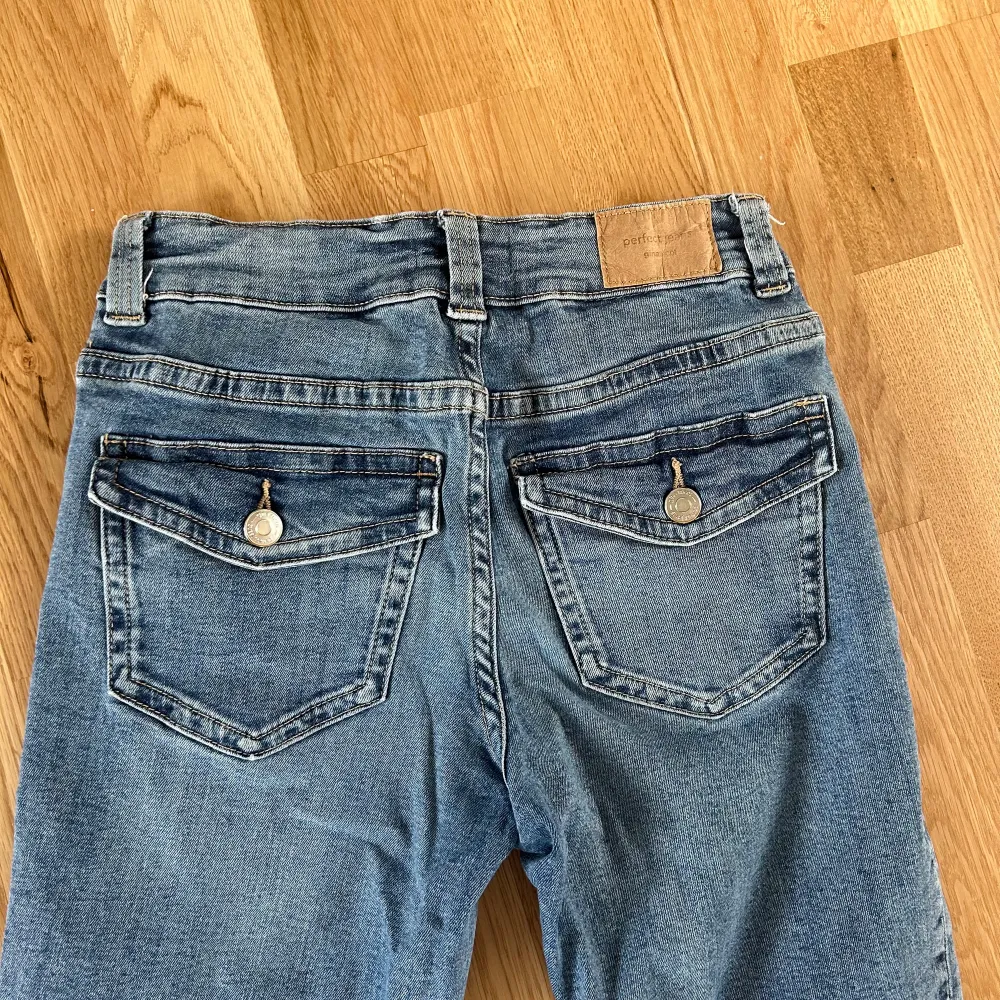 Super fina Low waist bootcut jeans använda få tal gånger!💕 Säljer då dem är för korta på mig💕 Pris kan diskuteras vid snabbt köp💕 köpt för 600kr💕. Jeans & Byxor.