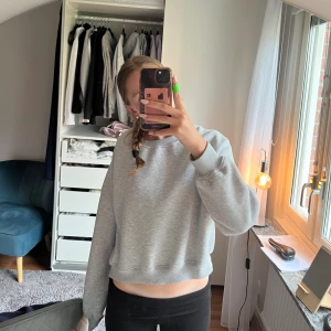 Sweatshirt  - Sweatshirt i storlek M som även funkar som XS. Tröjan är oanvänd och i väldigt gott skick💗💗