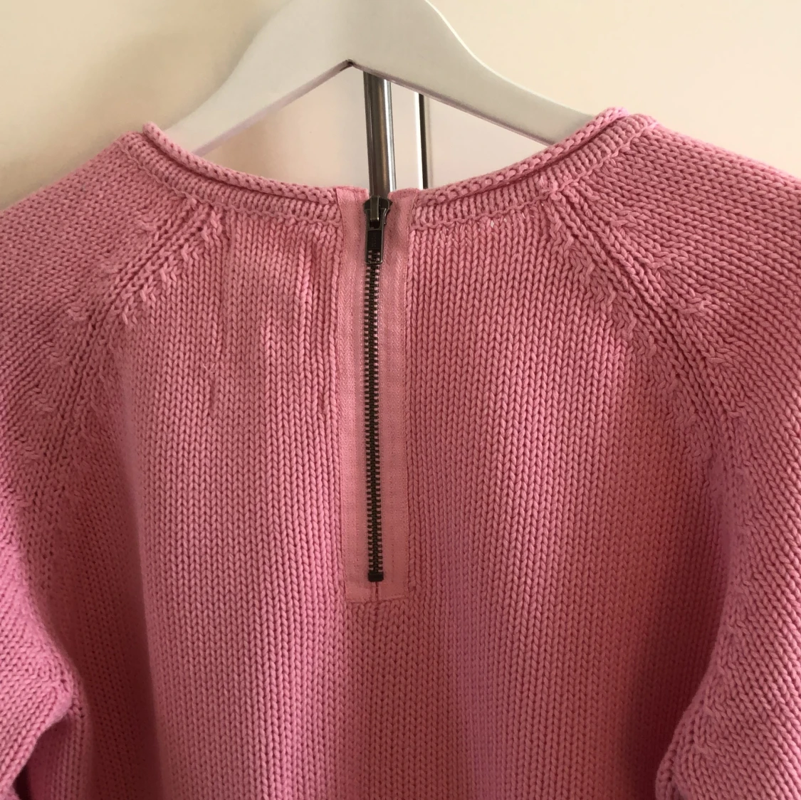 Rosa tröja med dragkedja bak