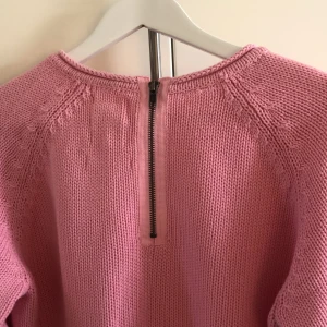 Rosa tröja med dragkedja bak - Storlek Medium, mjuk 100% bomull