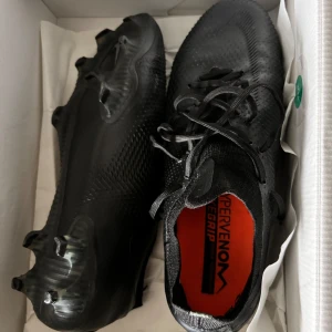 Nike fotbollsskor - Säljer dessa egendesignade Nike phantom fotbollsskorna. Jätte bra skick och använt fåtal gånger. Priset kan diskuteras! Nypris ≈ 3100