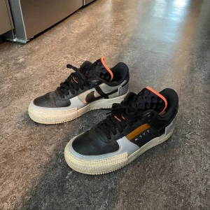 Nike Air Force 1 Type Black Hyper Crimson - Riktigt snygga skor med ett utmärkt skick. Storlek 42. Originalpris runt 3500kr