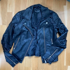 Pu-jacket - Supersnygg pu-jacket/läderjacka/bikerjacket. Säljer för att den är för liten. Tror den har en liten Ø0,5cm skada på axeln men syns inte alls. Skulle säga att den är liten i storlek mer en 34 än 36