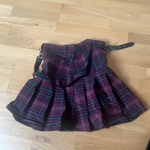 Kjol med hängslen - Väldigt fin kjol. Tyckte om den väldigt mycket men använde fortfarande inte den så mycket. Köpt från bluefox i Stockholm 