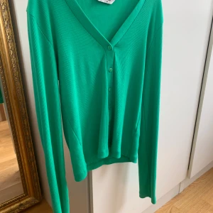Grön kofta  - Väldigt skön grön kofta som bara har används 1-2 gånger. Säljer för att färgen inte passar mig. 