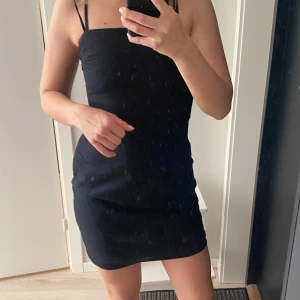 Svart kort klänning, h&m 34 - Svart klänning linnemix från h&m, 34. Tunna axelband som går att justera.