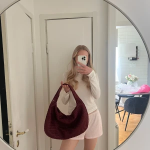 Vinröd väska Yams - Helt ny. Ligger i orginalförpackning. 