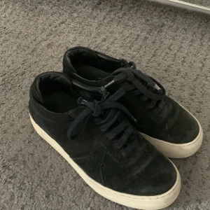 Axel Arigato skor - Svarta arigatos i mocka strl 36. Nypris 2300.