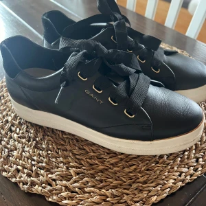 GANT  - Jättefina GANT skor i stl 39. Använda vid  ett fåtal gånger. I skick som nya 👍