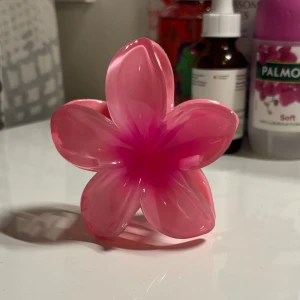 Blom hårklämma - Blom hårklämma från ginatricot, aldrig använd ooch är i perfekt skick