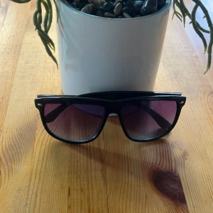 Identiska Solglasögon - Ray Ban Boyfriend  - De här glasögonen är identiska med Ray Ban Boyfriend och ser nästan exakt likadan ut. De ligger på ett lågt pris nu och kommer förmodligen höjas lite senare så passa på nu och köp dom här fina solglasögonen inför sommarn. Har 3 st kvar så skynda!!