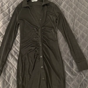 Klänning - Säljer denna jätte fina svarta klänningen från ellos, aldrig använd. Pris kan diskuteras💗