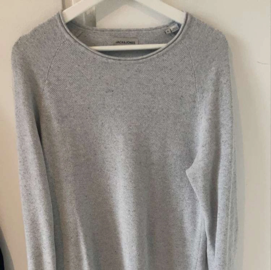 Grå stickad tröja