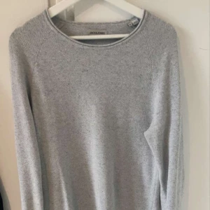 Grå stickad tröja  - Säljer denna sjukt snygga grå tröjan som är lite grövre stickad från jack&jones i storlek S. Inga defekter och är varsamt använd. Hör av dig om ytterligare frågor!