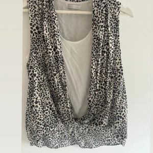 Leopard blus - Supersnygg leopard blus från promod! Jättefint skick då den endast är använd en gång💕 Köpt i storlek S men passar även M