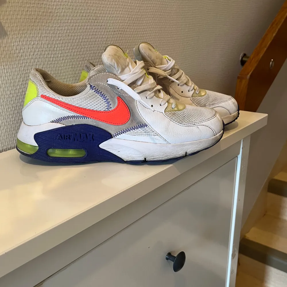  jag vill sälja min Nike air Max  Size 40 Skick 7/10. Har inte tvättat den i bilden men kan göra det innan jag skickar den. Pris 300 men kan diskuteras vid snabb affär. För fler frågor skriv pm  Allt gott. Skor.