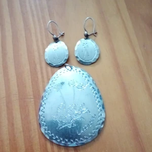 Set hänge och örhängen silverfärgade Tenn mönstrad o Samisk stil vintage. - Fint set hänge och örhängen silverfärgade Tenn mönstrad och stämplad bak.
