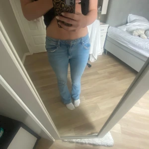 Ett par jättefina ljus blåa Jean😍 - Dessa jeans är jättesköna och färgen är Såå fina😍 jag köpte dem för 350 och säljer mycket billigare 😍❤️ jag tvättar alltid alla saker innan jag skickar!