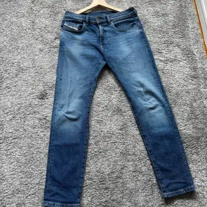 Snygga jeans från diesel i färgen mörk blå. Jeansen är raka ner till och är i storlek 30/30  Hör av er för fler bilder eller vid frågor✅