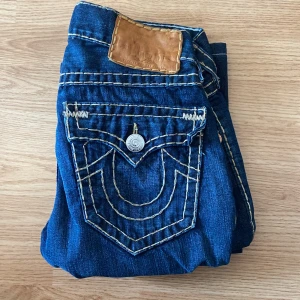 True Religion Jeans  - !skicka bud för snabb affär! Fet true religion Billy jeans, storlek 30 i midjan. Riktigt bra skick. Skriv om ni undrar någonting eller om ni vill ha fler bilder 📲
