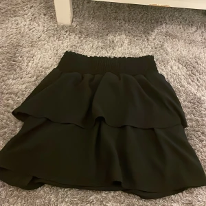 Volang kjol - Svart volang kjol från Only. Aldrig använd