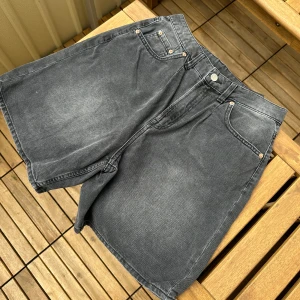H&M Grå/Svarta jeansshorts storlek 38. - Ett par shirt från H&M! Mycket varsamt använda. Höga i midjan.