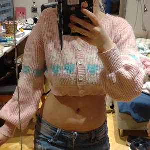 Gullig stickad kofta - Världens gulligaste stickade tröja! Rosa magtröja med söta detaljer i vitt och blått💞🫧