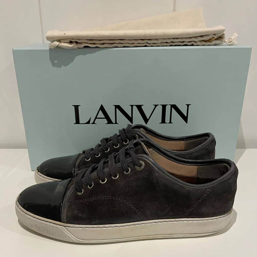 Hej! Säljer nu dessa super snygga Lanvin skor. Skorna är i fint skick 7/10. Dustbag medföljer vid köp . Skor.