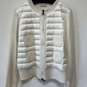 Vit moncler cardigan ÄKTA - Hej säljer denna efterfrågade moncler cardigan väldigt sällsynt i vit färg alla äkthetsbevis medföljer i köp fint skick hör gärna av dig vid intresse 