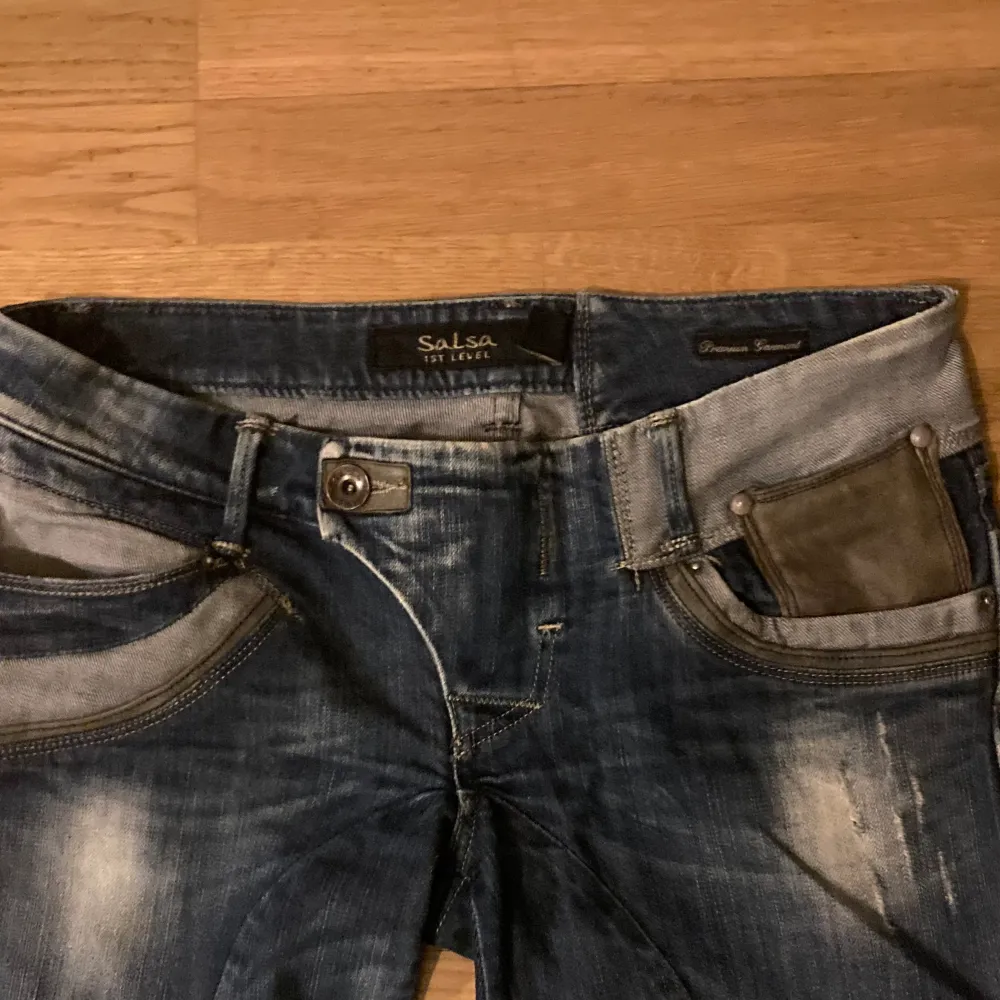 86cm i midjan, 91 cm i längden(jag har sytt upp dem) utsvängda och lågmidjade med unika detaljer av skinn, ned knapp. Jeans & Byxor.