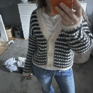 Kofta - Säljer denna super söta randiga kofta från zara. Den är i storlek 152 men sitter bra på mig som har S. Hör av dig vid frågor och intresse!!😊❣️