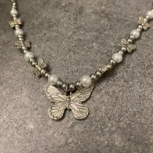 Supergulligt halsband med massa fjärilar på 🦋💗 