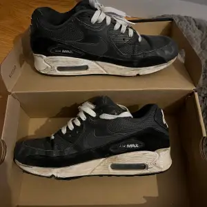 En par asfeta air Max 90  Condition 5/10-ganska använda därav lågt pris. Annars riktigt bra och bekväm sko!