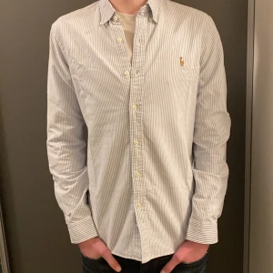 Ralph Lauren Skjorta - Säljer nu denna asfeta Ralph Lauren skjorta i ett perfekt skick utöver en liten defekt (se bild 3)! Storleken är M och sitter bra som det. Nypris 1599kr❌ säljer nu för endast 449kr✅! Hör av dig vid minsta lilla fundering 😊😊