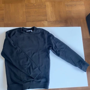 Svart och Beige Tröja Weekday - Mycket bra skick! Nypris: 600 kr Storlek: XS (kan passa S)