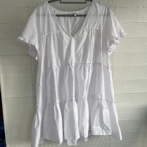 Klänning  - Jättefin vit klänning i nyskick från Asos. Köparen står för frakten.