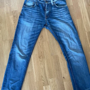 Nudie jeans - Säljer nu mina grymt snygga nudie jeans! Snygg ljus tvätt som är ett måste i garderoben till våren och sommaren! Sparsamt använda och är i gott skick. Skriv för frågor eller fler bilder. Allt gott! W31 L32