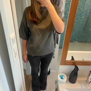 Tröja från Zara - Säljer denna sjukt snygga grå tshirt från Zara, säljer då den inte riktigt är min stil💗 strl S